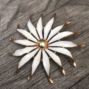 Trifari Daisy Brooch
